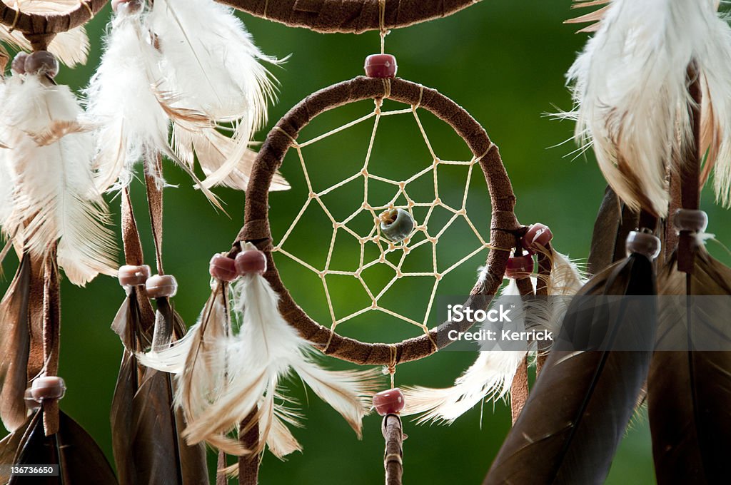 Detalle de dreamcatcher en la noche - Foto de stock de Cazasueños libre de derechos