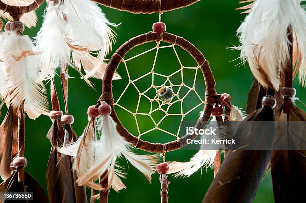 Detalle De Dreamcatcher En La Noche Foto de stock y más banco de imágenes de Cazasueños - Cazasueños, Cultura de indios norteamericanos, Accesorios de magia y mística