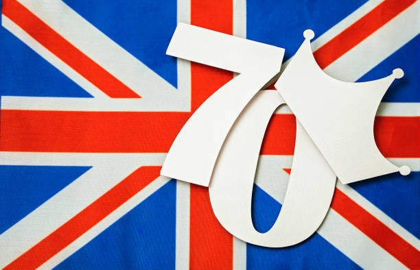 fondo creativo de aniversario de platino de estilo británico con número setenta, corona y bandera del reino unido del reino unido - jubilee fotografías e imágenes de stock