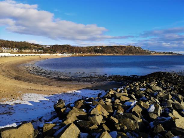 冬のバーントアイランド - scotland fife firth of forth waterbreak ストックフォトと画像