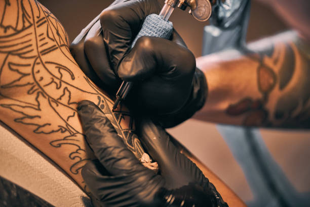 istock Making Japan Style Tattoo on customers shoulder 1367373508