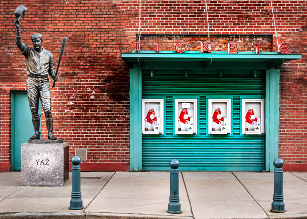 フェンウェイパークスタジアム - boston red sox ストックフォトと画像
