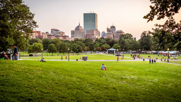 ボストン パブリック ガーデン - boston massachusetts new england back bay ストックフォトと画像