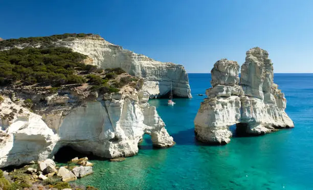 Greece has beautiful little villages, pristine beaches, pretty Islands but also surprising mountainous landscapes