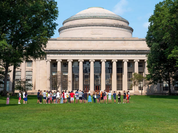 Massachusetts Institute of Technology Cambridge, MA, USA - June 10, 2016: view of the architecture of the historic building of the Massachusetts Institute of Tech nology, MIT, in Cambridge, MA, USA with lots of students passing by. clothing north america usa massachusetts stock pictures, royalty-free photos & images