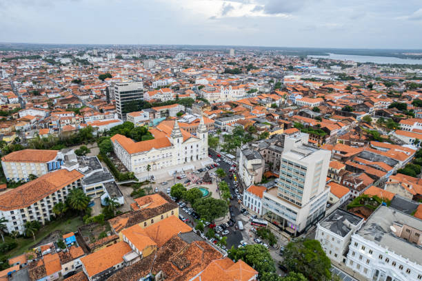 innenstadt von são luís, maranhão, brasilien. nordosten brasiliens. historisches zentrum der innenstadt von sao luís, maranhão. historische gebäude. mittelalterliche kirche. innenstadt von sao luis, brasilien - sao luis stock-fotos und bilder