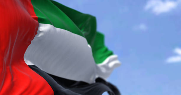 particolare della bandiera nazionale degli emirati arabi uniti che sventola nel vento in una giornata limpida - clear sky outdoors horizontal close up foto e immagini stock