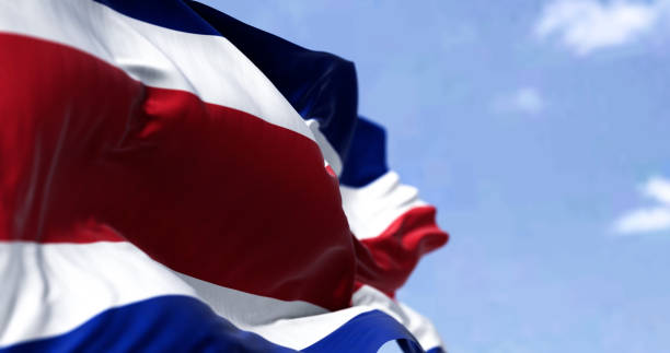 detalhe da bandeira nacional da costa rica acenando ao vento em um dia claro - bandeira da costa rica - fotografias e filmes do acervo