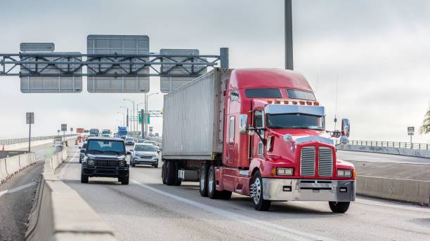 расходные материалы в пути - commercial land vehicle стоковые фото и изображения