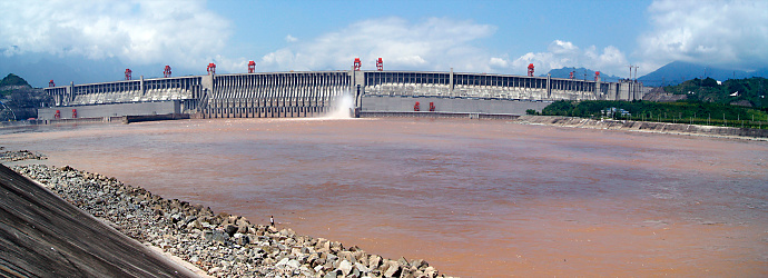 The Three Gorges Dam is a hydroelectric plant located on the Yangtze River. It is the largest hydroelectric plant in the world in extension and installed capacity.