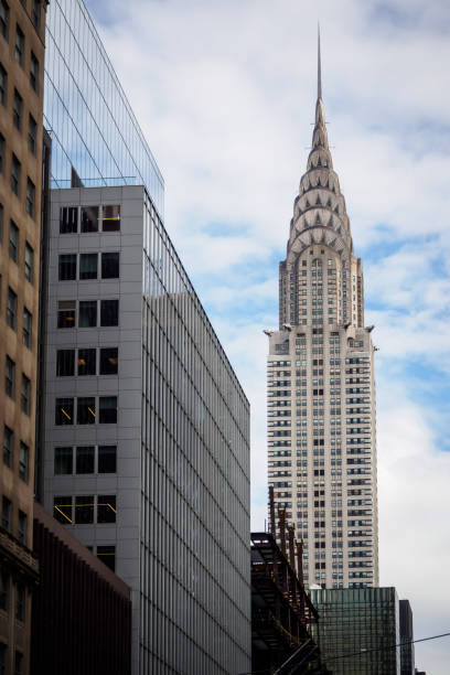 el edificio chrysler en un día soleado en nueva york - chrysler building fotografías e imágenes de stock