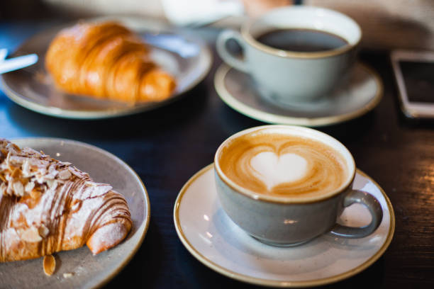밸런타인데이 커피 - cafe breakfast coffee croissant 뉴스 사진 이미지