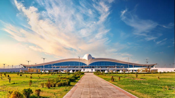 vista sull'aeroporto internazionale di ashgabat, precedentemente noto come aeroporto internazionale saparmurat turkmenbashy alla luce del tramonto. situato entro i limiti della città di ashgabat, turkmenistan - ashgabat immagine foto e immagini stock