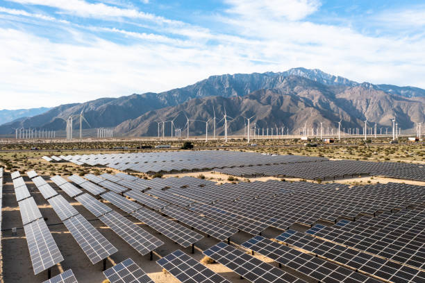 vista aerea su pannelli solari e mulini a vento - solar panel wind turbine california technology foto e immagini stock