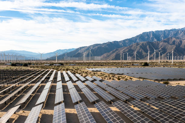 vista aerea su pannelli solari e mulini a vento - solar panel wind turbine california technology foto e immagini stock