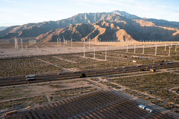 태양 전지 패널 및 풍차 위에 공중 보기 - solar panel wind turbine california technology 뉴스 사진 이미지