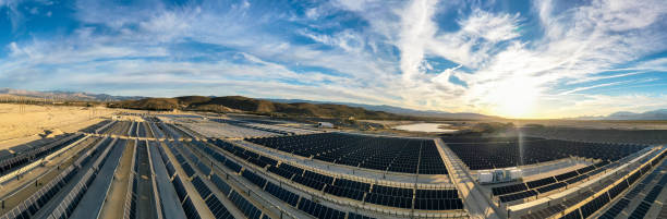 vista aerea su pannelli solari e mulini a vento - solar panel wind turbine california technology foto e immagini stock