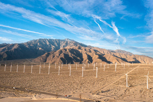 풍차 너머의 공중 보기 - solar panel wind turbine california technology 뉴스 사진 이미지