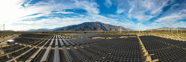태양 전지 패널 및 풍차 위에 공중 보기 - solar panel wind turbine california technology 뉴스 사진 이미지