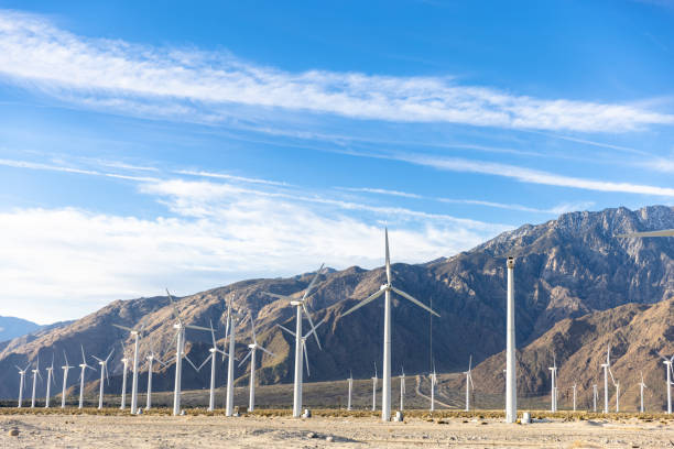 팜 스프링스의 풍차 및 태양 전지 패널 - solar panel wind turbine california technology 뉴스 사진 이미지