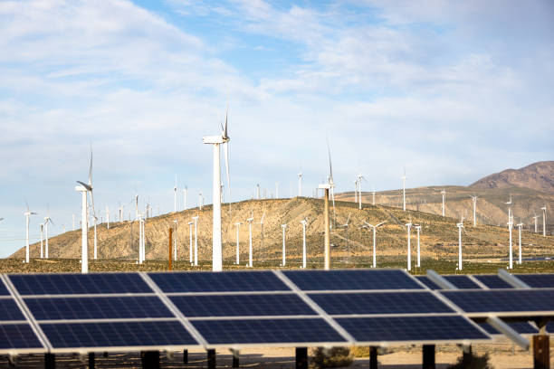 팜 스프링스의 풍차 및 태양 전지 패널 - solar panel wind turbine california technology 뉴스 사진 이미지