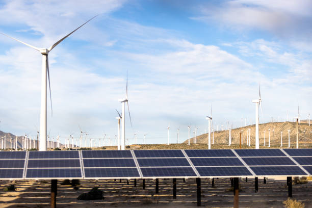 mulini a vento e pannelli solari a palm springs - solar panel wind turbine california technology foto e immagini stock