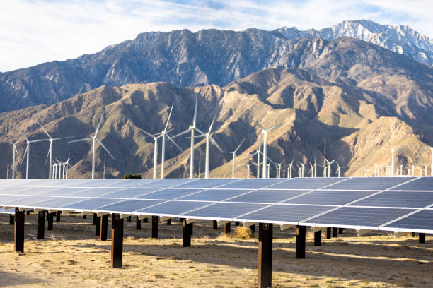 mulini a vento e pannelli solari a palm springs - solar panel wind turbine california technology foto e immagini stock