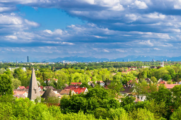 vista panorámica de la ciudad de dachau y alpes bávaros cerca de munich - alemania - artfull fotografías e imágenes de stock