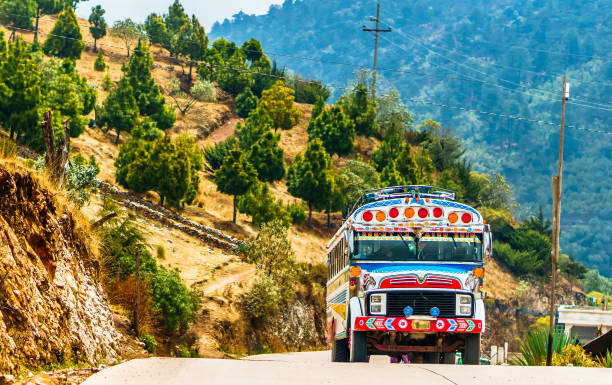 old school bus von todos santos cuchumatan in guatemala als öffentliche verkehrsmittel benutzt - city chicken stock-fotos und bilder