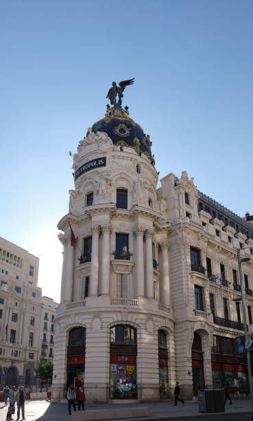 il metropolis building o edificio metrópolis, un edificio per uffici in stile beaux-arts francese a madrid, in spagna, all'angolo tra calle de alcalá e gran vía - grand beaux arts foto e immagini stock