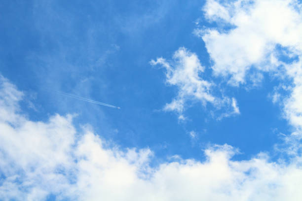 구름을 통해 비행 여객기. 배경. - vapor trail cirrus sky cloudscape 뉴스 사진 이미지