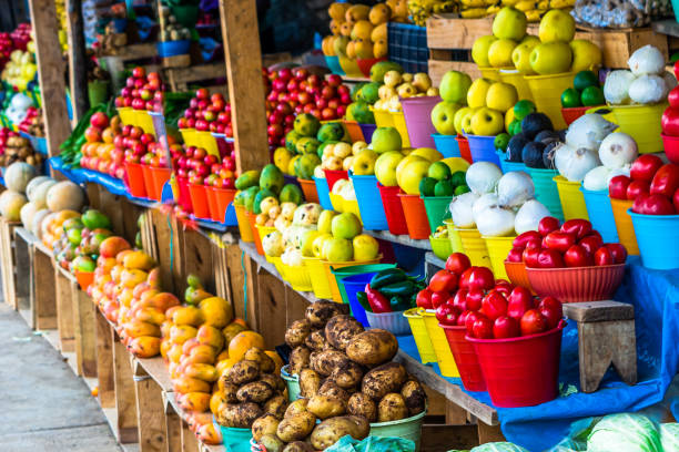 veja sobre frutas e legumes frescos no mercado indígena na guatemala - horizontal guatemala leaf vegetable market - fotografias e filmes do acervo
