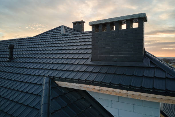 세라믹 대상 포진으로 덮인 집 지붕 꼭대기에 벽돌 굴뚝을 클로즈업. 타일로 된 건물의 덮개 - roof tile 뉴스 사진 이미지
