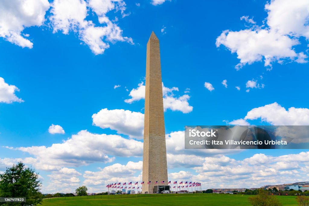Monumentul Washington este un obelisc de pe National Mall din Washington, D.C., construit pentru a-l comemora pe George Washington, cândva comandant-șef al Armatei Continentale și primul președinte. - Fotografie de stoc Alegere fără redevențe