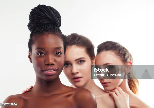 세 가지 다른 국가 여성 아프리카 계 미국인 백인 함께 고립 된 흰색 배경 행복 미소 피부에 다양 한 유형 라이프 스타일 실제 ...