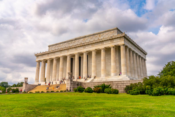 링컨 기념관은 헨리 베이컨의 디자이너인 미국의 제16대 대통령을 기리기 위해 지어진 미국 국립 기념관으로, 이 건물은 그리스 도릭 사원의 형태로 되어 있습니다. - lincoln memorial washington dc people abraham lincoln 뉴스 사진 이미지