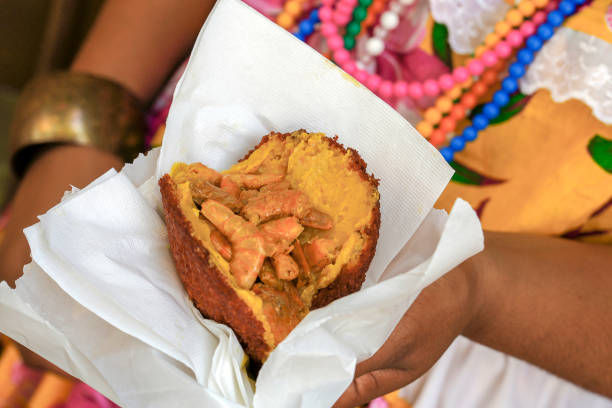 comida brasileira: baiana, mostrando o acarajé - akara - fotografias e filmes do acervo