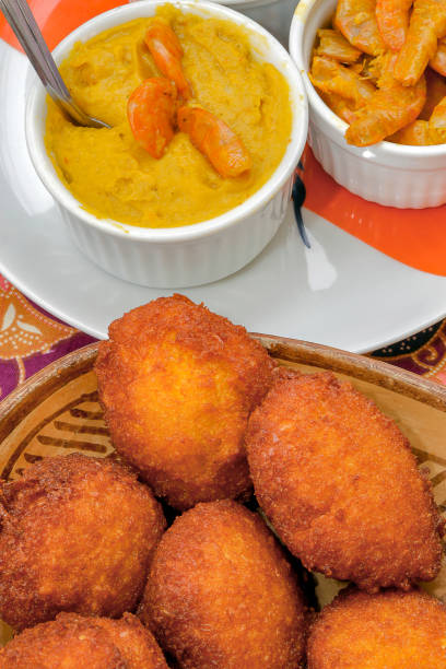 comida brasileña: acarajé con rellenos típicos - akara fotografías e imágenes de stock