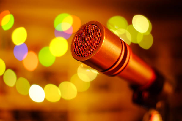 micrófono vintage en el escenario con luz bokeh, karoke, entretenimiento, concepto de música, primer plano con bolas bokeh, buen espacio de copia. - concierto de música pop fotografías e imágenes de stock