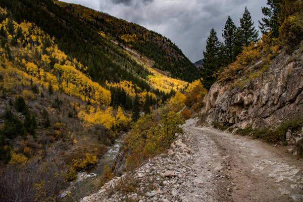 ripida, rocciosa 4x4 una corsia stretta strada sterrata nelle montagne rocciose usa - crystal foto e immagini stock