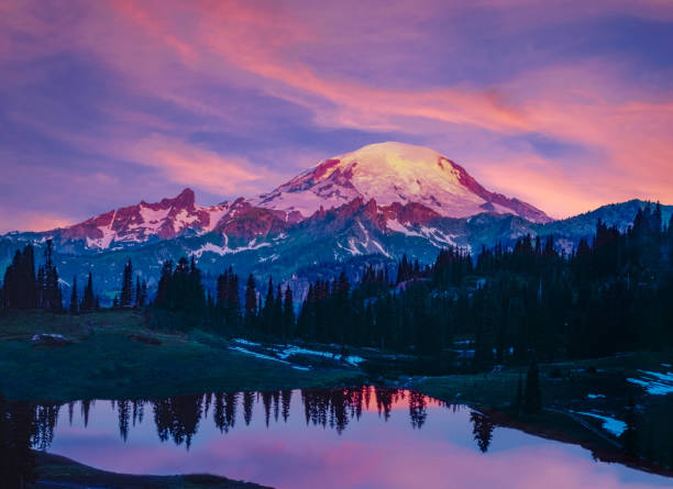 mañana de primavera en la cordillera cascade con la reflexión del monte rainier, wa - monte rainier fotografías e imágenes de stock