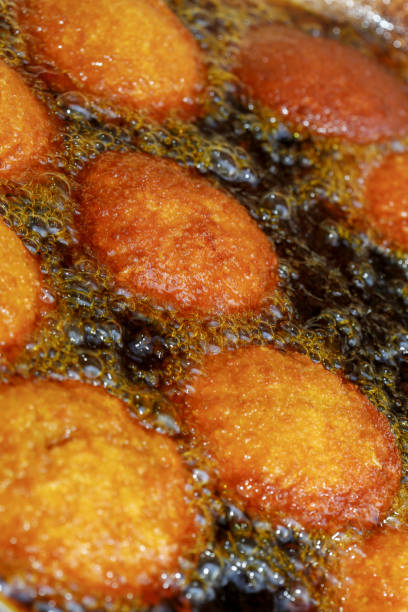 бразильская еда: acaraje жареные на доске baina - akara стоковые фото и изображения