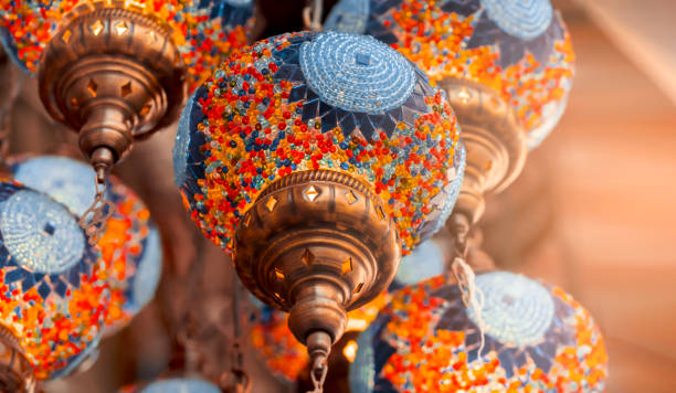 lambas de oriente medio de diferentes colores y tamaños cuelgan en el bazar. - turco de oriente medio fotografías e imágenes de stock