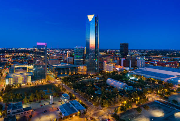 vista aérea del horizonte de oklahoma city al atardecer con jardines botánicos - oklahoma fotografías e imágenes de stock