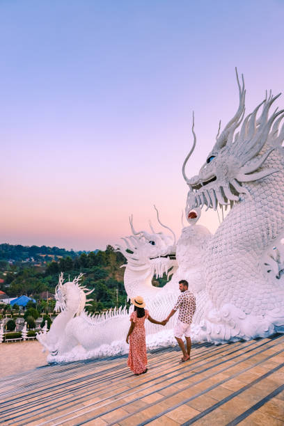 wat huay pla kung chiang rai thaïlande au coucher du soleil. wat huay pla kung ou temple du grand bouddha dans la province de chiang rai dans le nord de la thaïlande, au coucher du soleil au crépuscule, le temple - great dagon pagoda photos et images de collection