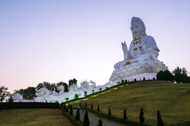 wat huay pla kung chiang rai thaïlande au coucher du soleil. wat huay pla kung ou temple du grand bouddha dans la province de chiang rai dans le nord de la thaïlande, au coucher du soleil au crépuscule, le temple - great dagon pagoda photos et images de collection