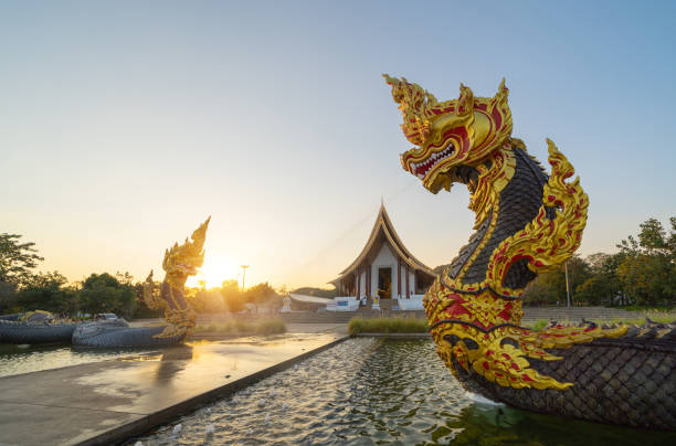 serpants e cobras em watdhammayan, cidade de phetchabun, tailândia. arquitetura do templo budista tailandês. ponto turístico. - monastery buddhism wat east - fotografias e filmes do acervo