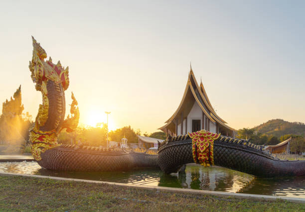 serpants e cobras em watdhammayan, cidade de phetchabun, tailândia. arquitetura do templo budista tailandês. ponto turístico. - monastery buddhism wat east - fotografias e filmes do acervo