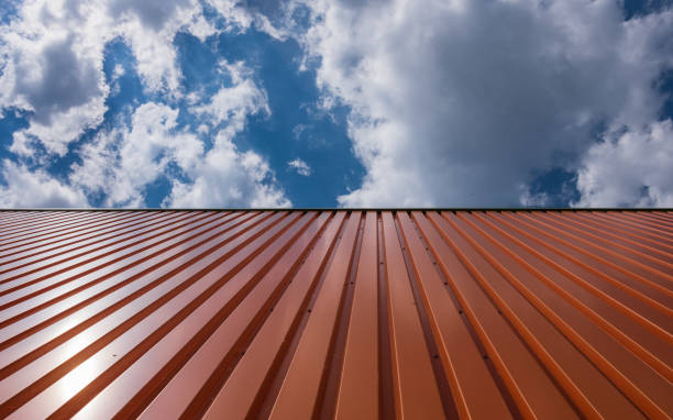 folha de ferro ondulado laranja, fachada de alumínio de um armazém. - warehouse corrugated two dimensional shape distribution warehouse - fotografias e filmes do acervo