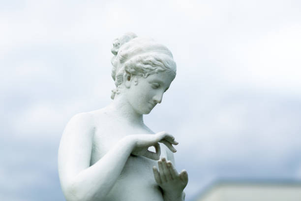 miasto wyborg. rosja - 16 września 2021 marmurowy posąg dziewczyny kopia antyku na tle nieba - statue sculpture roman angel zdjęcia i obrazy z banku zdjęć